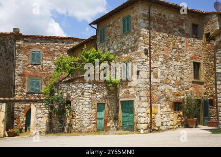 Umgeben von Wäldern, Weinbergen, Olivenhainen und Zypressen, Rocca di Castagnoli, Gaiole im Chianti, Provinz Siena, italien Stockfoto