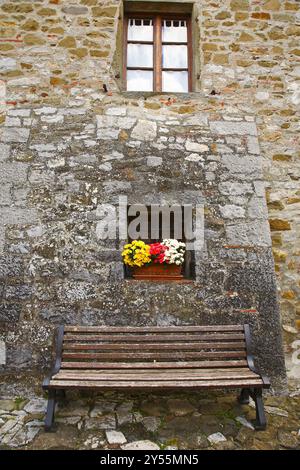 Umgeben von Wäldern, Weinbergen, Olivenhainen und Zypressen, Rocca di Castagnoli, Gaiole im Chianti, Provinz Siena, italien Stockfoto