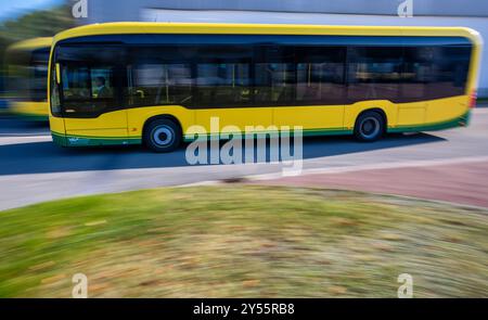 Schwerin, Deutschland. September 2024. Ein Elektrobus für den Einsatz in ländlichen Gebieten fährt durch das Depot des VLP-Transportunternehmens. (Foto mit langer Expositionszeit) die Kreisverkehrsgesellschaft Ludwigslust-Parchim war das erste Unternehmen in Deutschland, das Busdienste in ländlichen Gebieten auf Elektrofahrzeuge umstellte. Seit zwei Jahren sind im flächenmäßig zweitgrößten Bezirk Deutschlands 45 E-Busse im Einsatz. Quelle: Jens Büttner/dpa/Alamy Live News Stockfoto