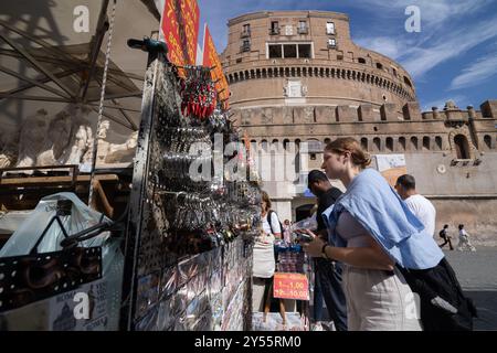 Rom, Italien. September 2024. Touristen vor dem Schloss Saint'Angelo in Rom (Foto: Matteo Nardone/Pacific Press) Credit: Pacific Press Media Production Corp./Alamy Live News Stockfoto