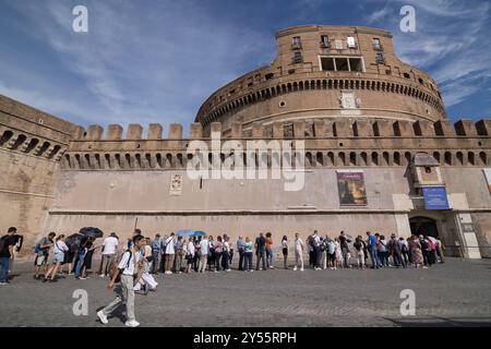 Rom, Italien. September 2024. Touristen, die anstehen, um das Schloss Saint Angelo in Rom zu betreten (Foto: Matteo Nardone/Pacific Press) Credit: Pacific Press Media Production Corp./Alamy Live News Stockfoto