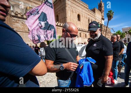 Palermo, Italien. September 2024. Giovanni Schillaci mit dem Hemd seines Bruders Totò Schillaci. (Foto: Antonio Melita/Pacific Press) Credit: Pacific Press Media Production Corp./Alamy Live News Stockfoto