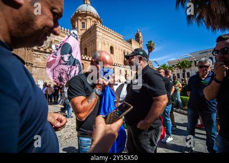 Palermo, Italien. September 2024. Giovanni Schillaci küsst das Hemd seines Bruders Totò Schillaci. (Foto: Antonio Melita/Pacific Press) Credit: Pacific Press Media Production Corp./Alamy Live News Stockfoto