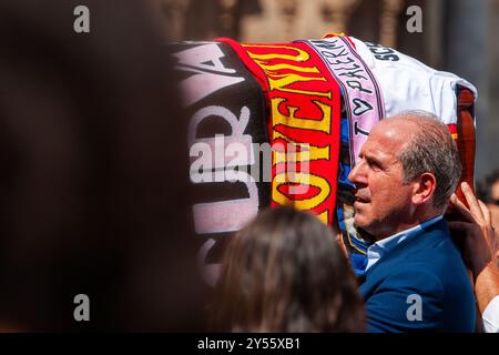 Palermo, Italien. September 2024. Der Sarg von Totò Schillaci verlässt die Kathedrale von Palermo. (Foto: Antonio Melita/Pacific Press) Credit: Pacific Press Media Production Corp./Alamy Live News Stockfoto