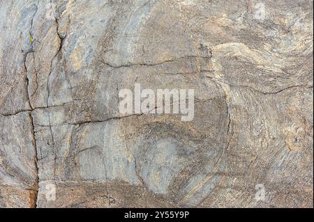 Die Oberfläche zeigt einzigartige Wirbel und Linien, die die Kunstfertigkeit der Natur auf einer alten Felsformation in einer ruhigen Umgebung zeigen. Stockfoto