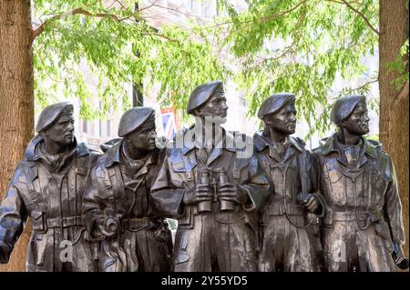 London, England, Großbritannien. Royal Tank Regiment Memorial (2000: Von Vivien Mallock) in der Horse Guards Avenue Stockfoto