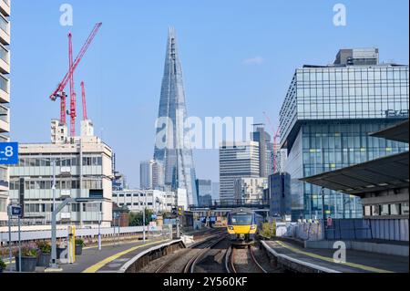 London, Großbritannien. Der Shard von einem Bahnsteig der Waterloo East Station aus gesehen Stockfoto