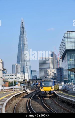 London, Großbritannien. Der Shard von einem Bahnsteig der Waterloo East Station aus gesehen Stockfoto