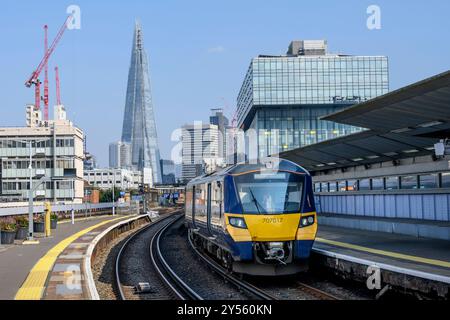 London, Großbritannien. Der Shard von einem Bahnsteig der Waterloo East Station aus gesehen Stockfoto