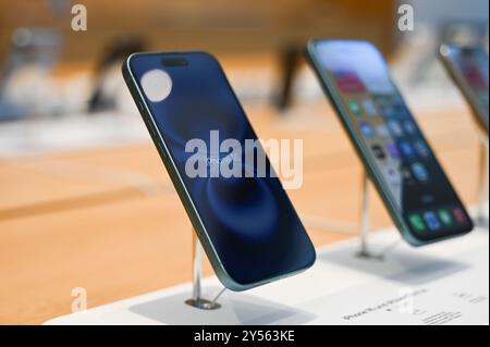 Berlin, Deutschland. September 2024. Ein iPhone 16 steht im Apple Store in Mitte. Der Verkauf der neuen iPhone 16- und iWatch 10-Modelle von Apple beginnt hier. Apple konzentriert sich bei seinen neuen iPhones auf bessere Kameras und künstliche Intelligenz. Die Nutzer in der Europäischen Union werden jedoch zunächst nicht viele der neuen KI-Funktionen nutzen. Quelle: ELISA Schu/dpa/Alamy Live News Stockfoto