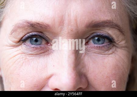 Zu Hause, Nahaufnahme der Augen einer älteren Frau, mit Falten und anmutigem Altern Stockfoto