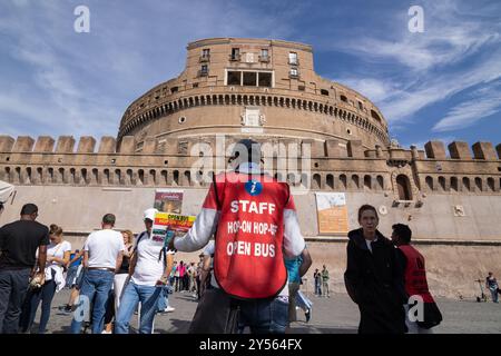 Rom, Italien. September 2024. Reiseveranstalter vor dem Schloss Saint Angelo in Rom (Foto: Matteo Nardone/Pacific Press/SIPA USA) Credit: SIPA USA/Alamy Live News Stockfoto