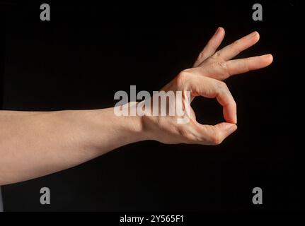 Null-Hand-Geste auf schwarzem Hintergrund Stockfoto