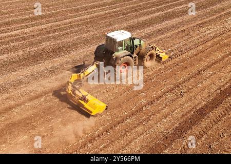 Themenfoto: Landwirtschaft. Ein Landwirt faehrt mit seinem Traktor ueber einn abgeerntetes Maisfeld und verjunegt den Boden mit der Schaelfraese,Schlepper, Traktorspuren. *** Themenfoto Landwirtschaft Ein Landwirt fährt seinen Traktor über ein geerntetes Maisfeld und jätet den Boden mit der Hacke, dem Traktor, den Raupenketten Stockfoto