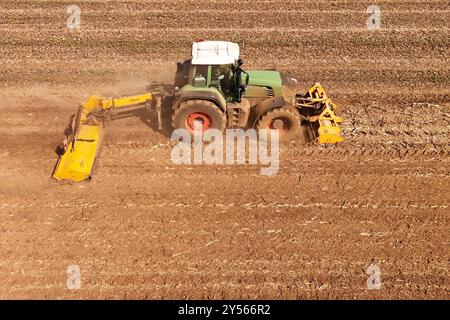 Themenfoto: Landwirtschaft. Ein Landwirt faehrt mit seinem Traktor ueber einn abgeerntetes Maisfeld und verjunegt den Boden mit der Schaelfraese,Schlepper, Traktorspuren. *** Themenfoto Landwirtschaft Ein Landwirt fährt seinen Traktor über ein geerntetes Maisfeld und jätet den Boden mit der Hacke, dem Traktor, den Raupenketten Stockfoto