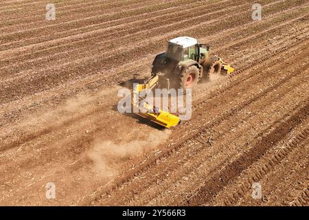 Themenfoto: Landwirtschaft. Ein Landwirt faehrt mit seinem Traktor ueber einn abgeerntetes Maisfeld und verjunegt den Boden mit der Schaelfraese,Schlepper, Traktorspuren. *** Themenfoto Landwirtschaft Ein Landwirt fährt seinen Traktor über ein geerntetes Maisfeld und jätet den Boden mit der Hacke, dem Traktor, den Raupenketten Stockfoto