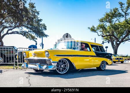 Gulfport, MS - 2. Oktober 2023: Low-perspektivische Vorderansicht eines 1956 Chevrolet Bel Air Nomad Station Wagon auf einer lokalen Autoshow. Stockfoto