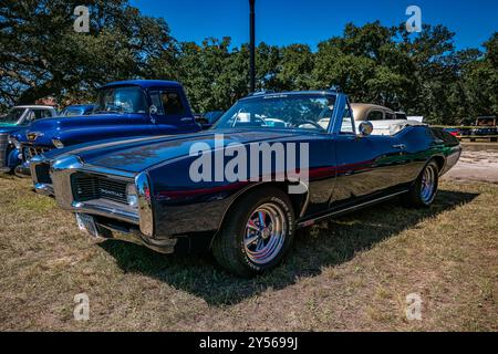 Gulfport, MS - 2. Oktober 2023: Hochperspektivische Vorderansicht eines Pontiac LeMans Cabriolets aus dem Jahr 1968 auf einer lokalen Autoshow. Stockfoto