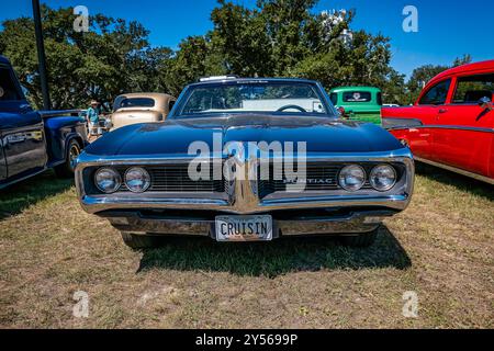 Gulfport, MS - 2. Oktober 2023: Tiefperspektivansicht eines Pontiac LeMans Cabrios aus dem Jahr 1968 auf einer lokalen Autoshow. Stockfoto