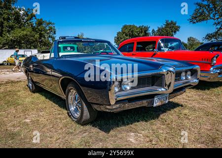 Gulfport, MS - 2. Oktober 2023: Hochperspektivische Vorderansicht eines Pontiac LeMans Cabriolets aus dem Jahr 1968 auf einer lokalen Autoshow. Stockfoto