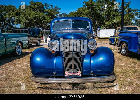 Gulfport, MS - 2. Oktober 2023: Hochperspektivische Vorderansicht eines Chevrolet Master Deluxe Coupés aus dem Jahr 1938 auf einer lokalen Autoshow. Stockfoto