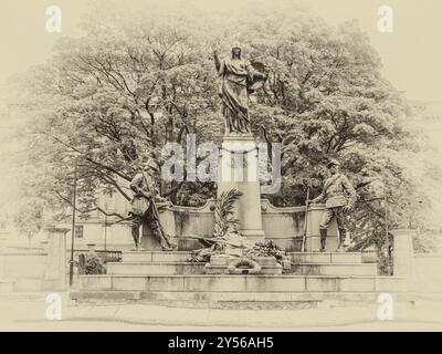 Diese Straßenszene in den St John's Gardens ist das Denkmal für das Liverpool Kings Regiment, das während der Südafrikanischen Burenkriege mit Auszeichnung kämpfte Stockfoto