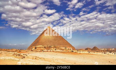 Weitwinkelblick auf die große Pyramide von Khufu, ein Weltwunder, und ihre Satellitenpyramiden an einem heißen Tag auf dem Gizeh-Plateau Stockfoto