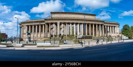 Dieses Straßenbild zeigt die St. George's Hall, eines der renommiertesten Gebäude in Liverpools. Erbaut in den 1850er Jahren und eröffnet 1854. Stockfoto
