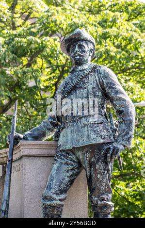 Straßenbild in den St. John's Gardens am Denkmal für das Liverpool Kings Regiment, das während der Burenkriege in Südafrika mit Auszeichnung kämpfte Stockfoto