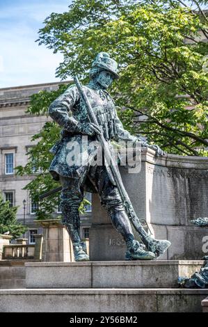 Straßenbild in den St. John's Gardens am Denkmal für das Liverpool Kings Regiment, das während der Burenkriege in Südafrika mit Auszeichnung kämpfte Stockfoto