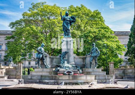 Diese Straßenszene in den St John's Gardens ist das Denkmal für das Liverpool Kings Regiment, das während der Südafrikanischen Burenkriege mit Auszeichnung kämpfte Stockfoto