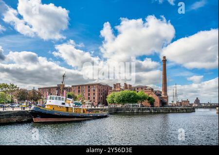 Dieses farbenfrohe Straßenbild in Liverpool rund um das berühmte Albert Dock, benannt nach Queen Victorias Gemahlin Prinz Albert Stockfoto