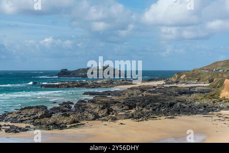 Blick auf den Leuchtturm von Godrevy vom North Cornwall Coastal Path, Godrevy, Cornwall, Großbritannien. Aufgenommen am 11. September 2024. Stockfoto