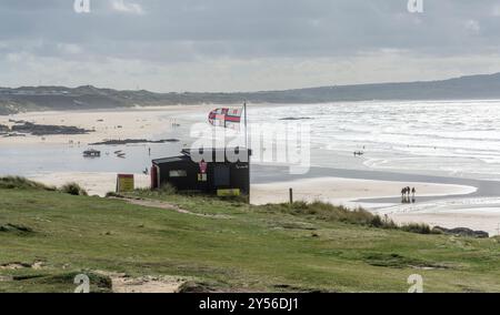 Blick von Godrevy/Gwithian in Richtung St Ives entlang eines 5 km langen Surfstrands, North Cornwall, Großbritannien. Aufgenommen am 11. September 2024. Stockfoto