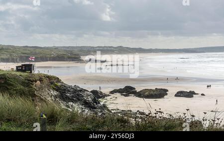 Blick von Godrevy/Gwithian in Richtung St Ives entlang eines 5 km langen Surfstrands, North Cornwall, Großbritannien. Aufgenommen am 11. September 2024. Stockfoto