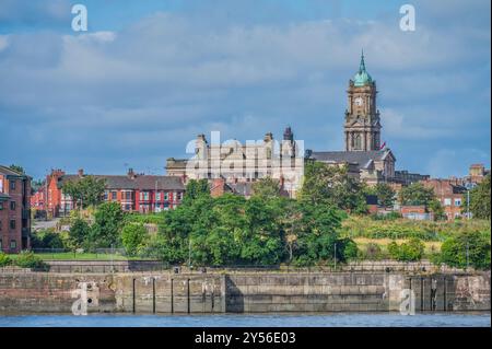 Dieses farbenfrohe Bild, das von der Fähre auf dem Fluss Mersey aufgenommen wurde, zeigt das prächtige Rathaus von Birkenhead. Stockfoto