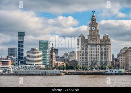 Dieses farbenfrohe Bild von der Fähre auf dem Fluss Mersey zeigt die weltberühmte Hafenpromenade von Liverpool und das Royal Liver Building. Stockfoto