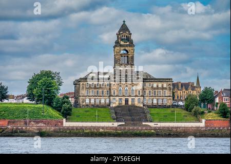 Dieses farbenfrohe Bild, das von der Fähre auf dem Fluss Mersey aufgenommen wurde, zeigt das herrliche Rathaus von Wallasey. Stockfoto