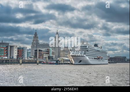 Dieses farbenfrohe Bild eines Kreuzfahrtschiffes und die weltberühmte Hafenpromenade von Liverpool der Gebäude, die als die drei Graces bekannt sind. Stockfoto