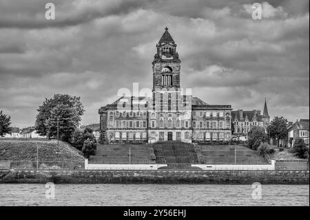 Dieses farbenfrohe Bild, das von der Fähre auf dem Fluss Mersey aufgenommen wurde, zeigt das herrliche Rathaus von Wallasey. Stockfoto