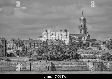 Dieses farbenfrohe Bild, das von der Fähre auf dem Fluss Mersey aufgenommen wurde, zeigt das prächtige Rathaus von Birkenhead. Stockfoto