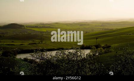 Die Landschaften, Hügel und Weinberge auf der Eroica-Route. Herbstlandschaft. Chianti, Toskana. Italien Stockfoto