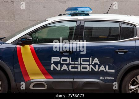 Madrid, Spanien. September 2024. Ein Polizeiwagen der Policia Nacional parkt in einer Straße in Madrid. Quelle: Jan Woitas/dpa/Alamy Live News Stockfoto
