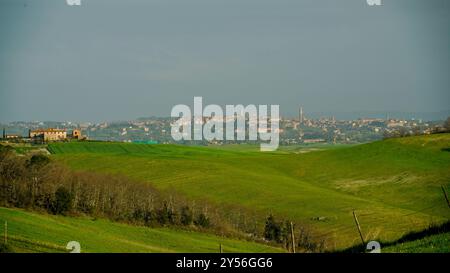 Die Landschaften, Hügel und Weinberge auf der Eroica-Route. Herbstlandschaft. Chianti, Toskana. Italien Stockfoto