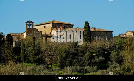 Die Landschaften, Hügel und Weinberge auf der Eroica-Route. Herbstlandschaft. Chianti, Toskana. Italien Stockfoto