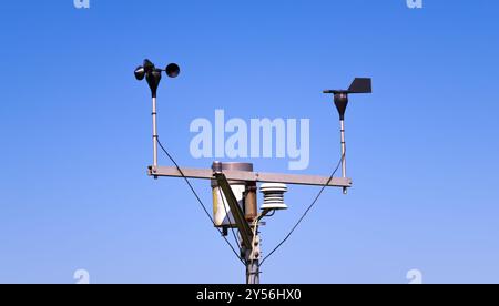 Nahaufnahme eines Anemometers zur Messung der Windgeschwindigkeit, einer kleinen Wetterstation. Anemometer auf blauem Himmel. Stockfoto