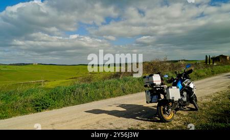 Die Landschaften, Hügel und Weinberge auf der Eroica-Route. Herbstlandschaft. Chianti, Toskana. Italien Stockfoto