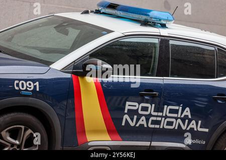 Madrid, Spanien. September 2024. Ein Polizeiwagen der Policia Nacional parkt in einer Straße in Madrid. Quelle: Jan Woitas/dpa/Alamy Live News Stockfoto