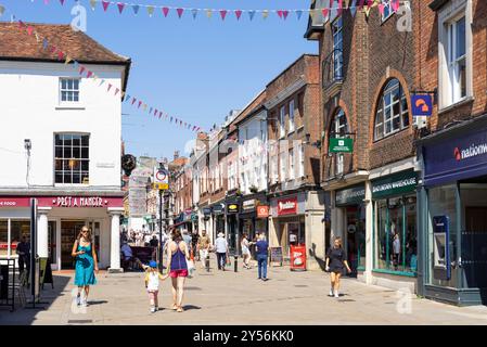 Winchester High Street UK mit Einkaufsmöglichkeiten im Stadtzentrum von Winchester Winchester UK Winchester Hampshire England GB Europa Stockfoto