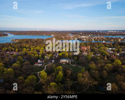 Wunderschöner Blick von oben auf Villa Quandt, Kaiserin Augusta Stift mit den Seen Heiliger See und Jungernsee in Potsdam - Kopierraum Stockfoto